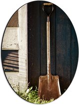 Dibond Ovaal - Tuinier Schep tegen Houten Boerderij - 30x40 cm Foto op Ovaal (Met Ophangsysteem)