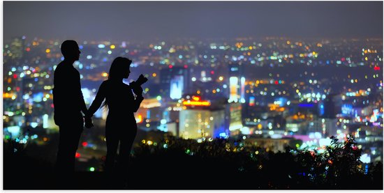 Poster (Mat) - Stel - Personen - Planten - Stad - Gebouwen - Lichtjes - 100x50 cm Foto op Posterpapier met een Matte look