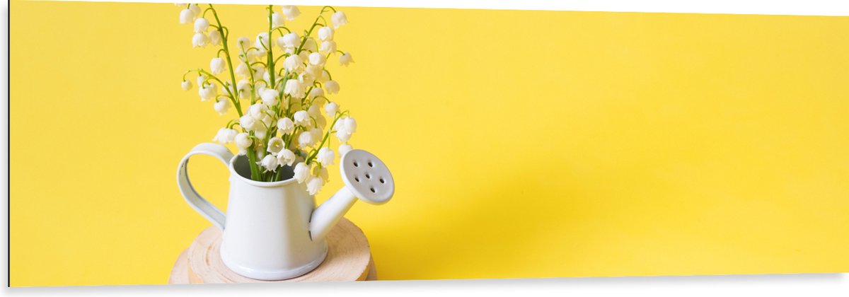 Dibond - Boeket in Gieter met Gele Achtergrond - 150x50 cm Foto op Aluminium (Met Ophangsy