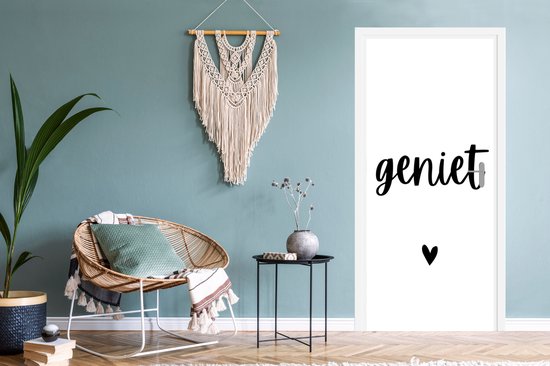 Porte blanche avec le texte noir 'geniet' et un petit cœur, dans un salon.