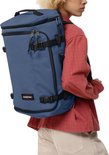 Model met een donkerblauwe Eastpak rugzak.