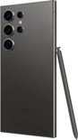 Grijze Samsung Galaxy S24 Ultra met S Pen. Achterkant met vier camera's en Samsung logo.