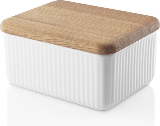 Beurrier blanc en porcelaine à fines côtes avec un couvercle en chêne clair.