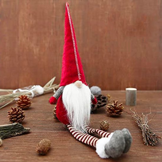 Un nain de Noël avec un bonnet pointu rouge, une barbe blanche, des jambes rayées et des pieds gris.