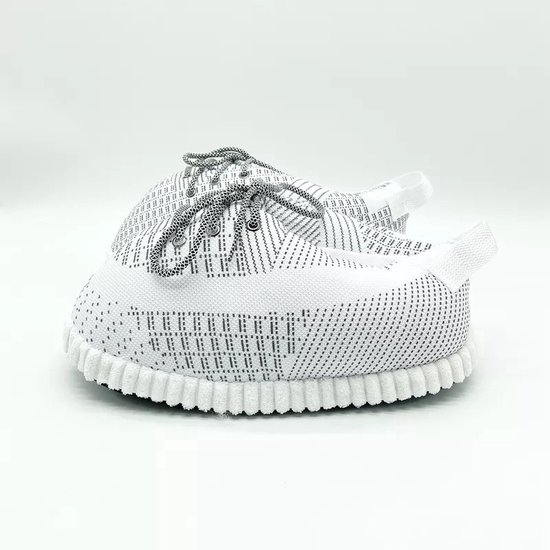 Witte sneaker sloffen met grijs gebreid patroon, veters en witte zolen.