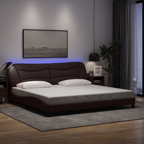 Structure de lit marron foncé en tissu avec tête de lit ondulée et éclairage LED, décorée de draps blancs et d'oreillers.