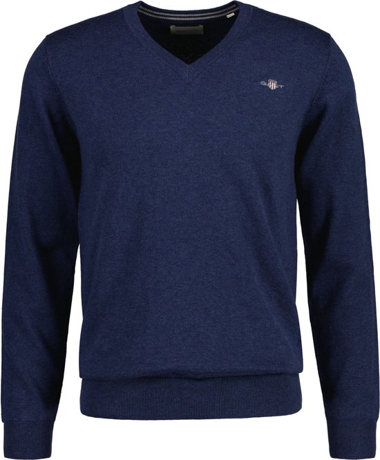 Blauwe trui met V-hals met Gant logo, hangend aan een kledinghanger.