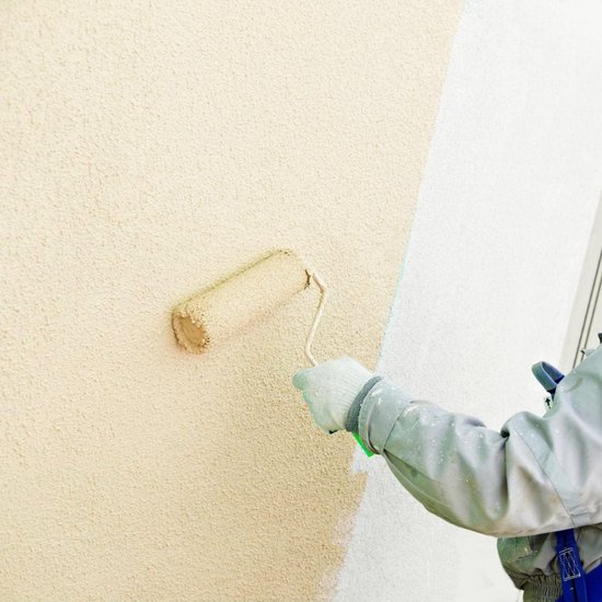 Blauwe Verfroller Voor Renovatie Thuis. Rol Voor Het Schilderen Van Muren En Panelen Op Witte Achtergrond Image224350139