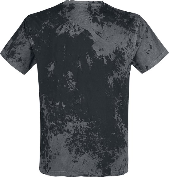 Achterkant van een grijs en zwart tie-dye T-shirt met een verweerde look.