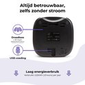 Onderkant van de automatische voerbak met batterijvak en USB-aansluiting.