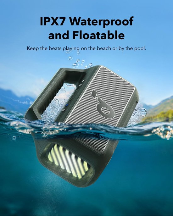 Zwarte draagbare luidspreker in het water, drijvend met de IPX7 waterdichte eigenschap. Lichtshow zichtbaar.
