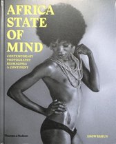 Boekomslag "Africa State of Mind" met een zwart-witfoto van een persoon met een grote afro, die een zilveren ketting draagt.