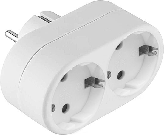 Witte dubbele stekkeradapter met een platte stekker en twee geaarde stopcontacten.