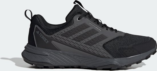 Zwarte Adidas Terrex trailrunningschoen met donkergrijze accenten en drie strepen.