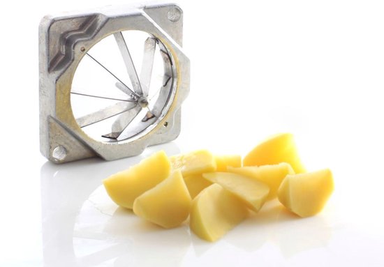 Snijgedeelte van fritessnijder met mesjes en een hoop aardappelpartjes ernaast.