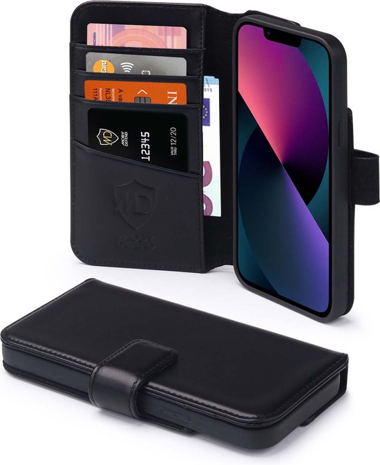 Étui portefeuille noir en cuir avec iPhone 13, porte-cartes, poche à billets et partie fermée.