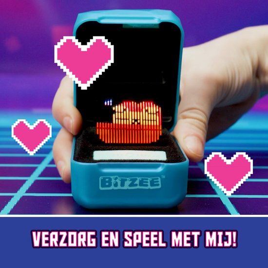 Een hand opent een blauw Bitzee beestje met een rood pixeldier erin, roze harten zweven rond.