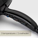 Close-up van de zwarte BaByliss föhn met bedieningsknoppen voor 3 temperaturen en 2 snelheden.