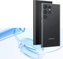 Zwarte Samsung Galaxy S24 Ultra met drie camera's, op een witte achtergrond met blauwe, abstracte vormen.