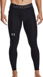 Zwarte Under Armour legging voor heren, van voren gezien. Met wit Under Armour logo op het linkerbeen en de tekst 'UNDER ARMOUR' op de tailleband.