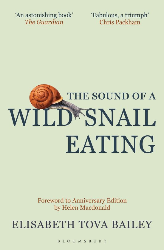 Boek kaft met een bruine slak op de titel 'The Sound of a Wild Snail Eating'. 'An astonishing book' The Guardian.