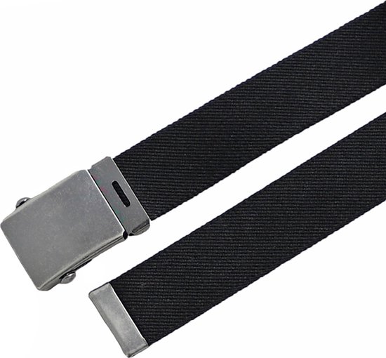 Een zwarte canvas riem met een metalen schuifgesp, getoond in close-up.