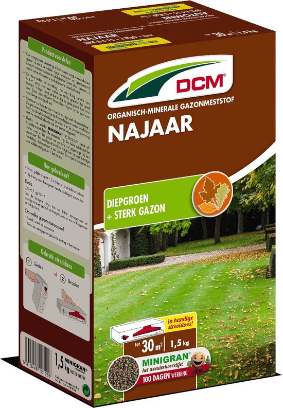 Bruine kartonnen verpakking van DCM gazonmeststof voor de herfst, 'DIEPGROEN + STERK GAZON'. Bevat instructies, dosering en een afbeelding van een herfsttuin.