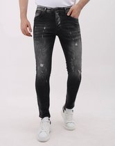 Man in grijze slim fit jeans met stretch, van Mario Morato, met lichte wassing en scheuren.