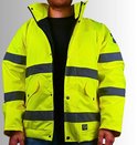 Man draagt een felgele parka, open geritst, met reflecterende strepen. Twee zakken op de borst en drukknoppen.