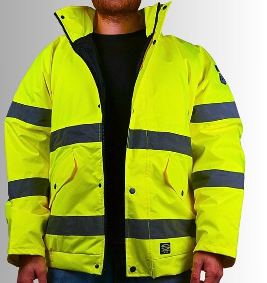 Man draagt een felgele parka, open geritst, met reflecterende strepen. Twee zakken op de borst en drukknoppen.