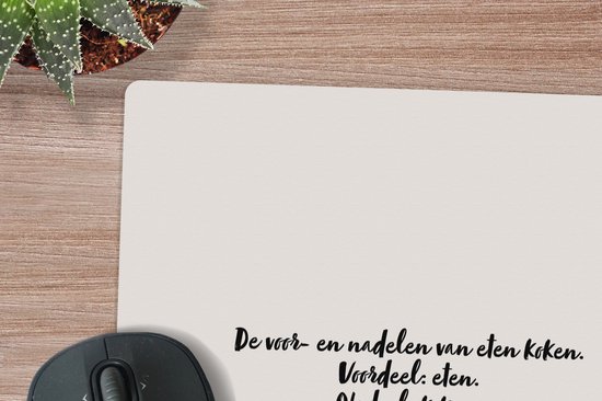 Muismat XXL - Bureau onderlegger - Bureau mat - Taupe - Quote - Voordeel eten. nadeel koken - 40x40 cm - XXL muismat