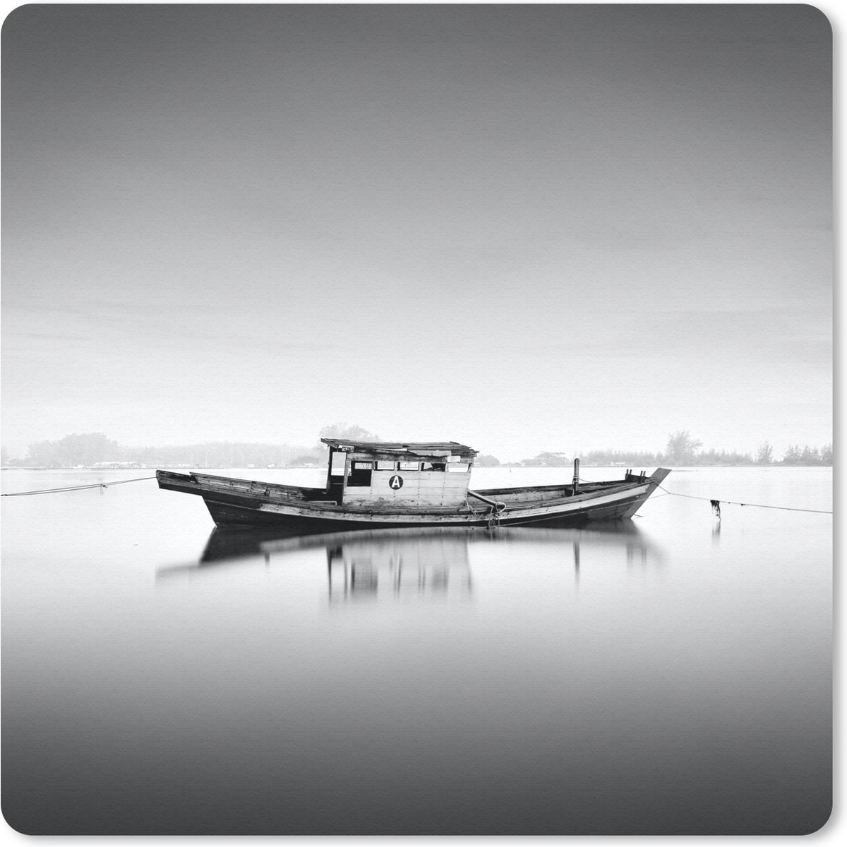 Muismat Zwart wit - Verlaten boot in het water zwart-wit muismat rubber - 20x20 cm - Muismat met foto