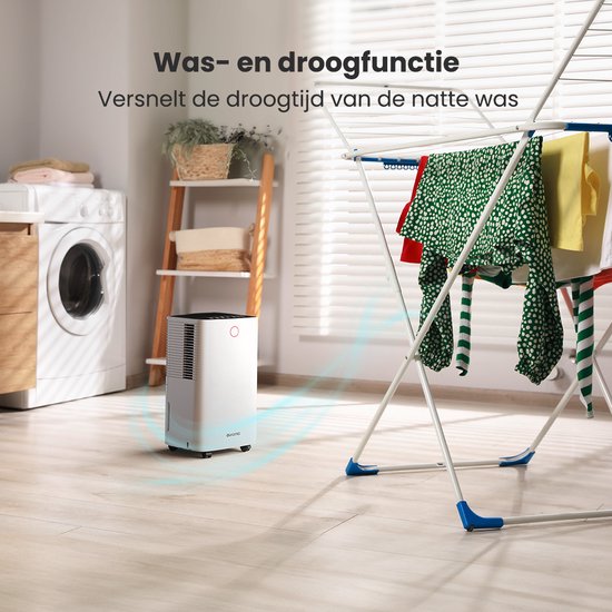 Witte Auronic luchtontvochtiger op de vloer naast een wasrek met natte was in een wasruimte. Een wasmachine staat op de achtergrond.