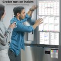 Man en vrouw overleggen bij een magnetische maandplanner, weekplanner, dagplanner en mealplanner op een koelkast.