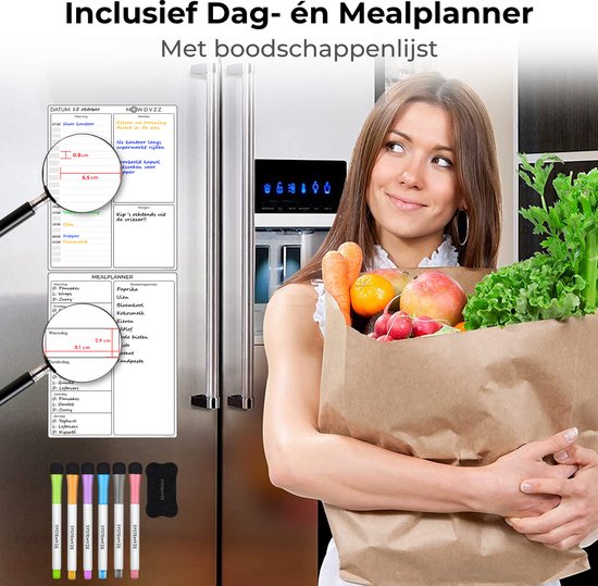 Vrouw met boodschappentas voor een magneet koelkast met een magnetisch week-, dag- en mealplanner.