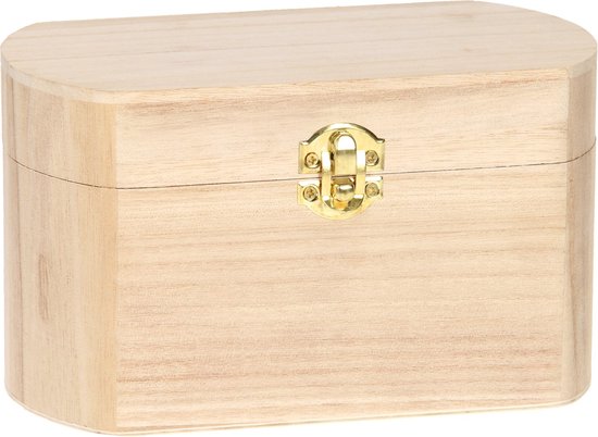 Gesloten houten kist met goudkleurig slotje.