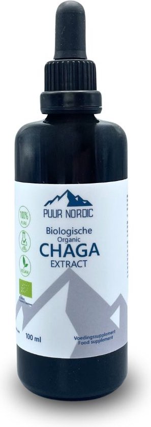 Bruine druppelfles met etiket voor Puur Nordic biologische Chaga extract. Witte achtergrond.