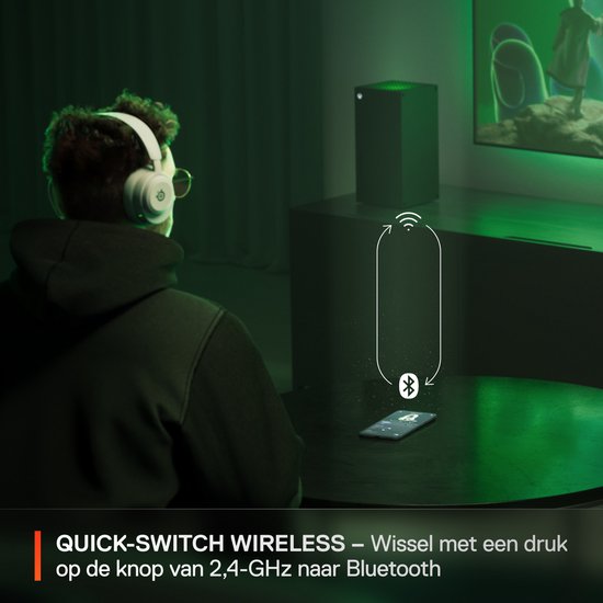 Man met witte Arctis headset speelt op Xbox, de headset wisselt tussen 2.4GHz en Bluetooth.