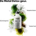 Fles L'Oréal Professionnel Metal Detox shampoo omringd door grapefruit, bloemen en hout; met tekst over geurcomponenten.