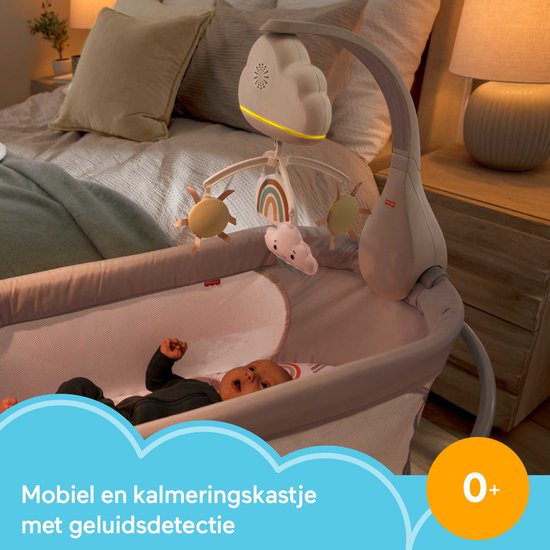 Baby in een grijs wiegje met de Fisher-Price 'Rainbow Showers' mobiel erboven, met de tekst 'Mobiel en kalmeringskastje met geluidsdetectie'.
