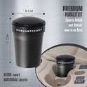 Zwarte auto asbak met deksel, 11cm hoog en 8cm breed, in een bekerhouder van een auto.