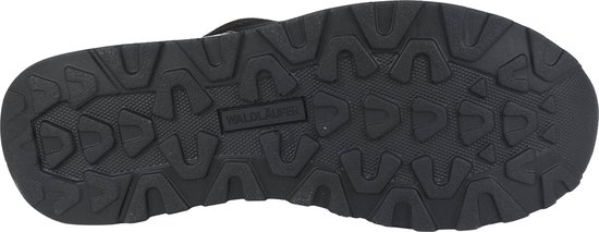 Zool van een zwarte sneaker met een grof profiel en 'WALDLÄUFER' logo.