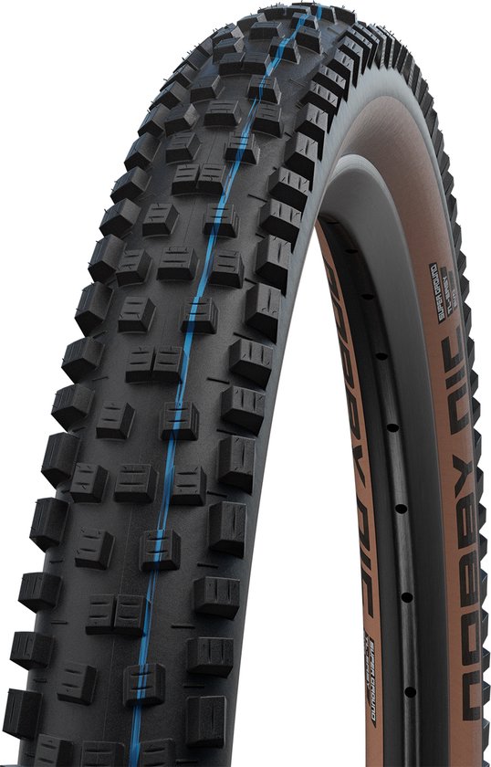 Zwarte Schwalbe Nobby Nic Evo fietsband met bronzen zijwanden en blauwe lijn.