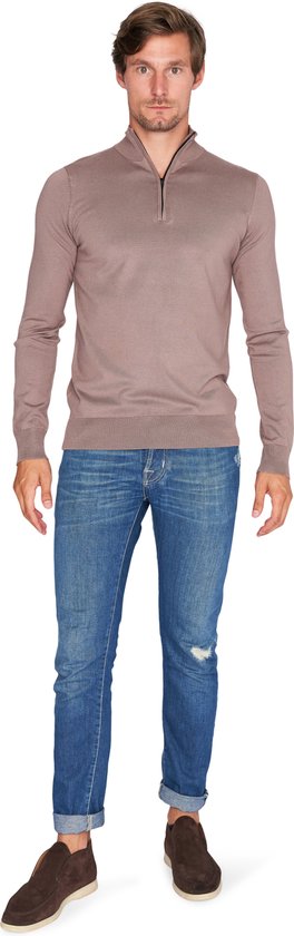 Man met casual opstaande kraag trui met halve rits in deep taupe, met jeans.