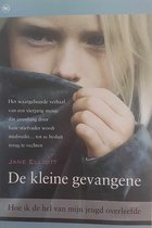 Boekomslag van "De kleine gevangene" met close-up van een kind dat haar gezicht verbergt met een sjaal.