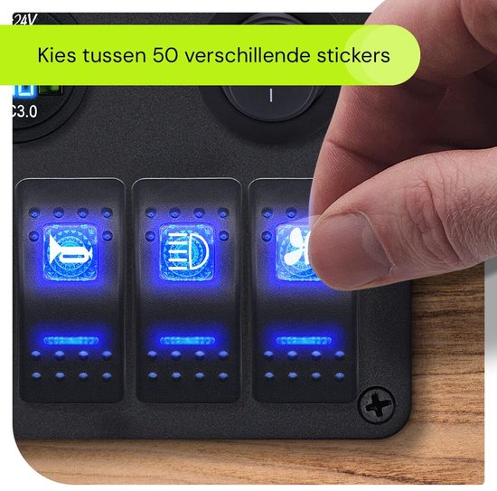 Dichtbij weergave van 3 blauw verlichte schakelaars met symbolen voor boot, koplamp en ventilator. Een hand kiest een sticker.