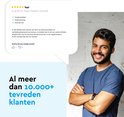 Man met zwarte t-shirt, handen over elkaar, lachend, met tekstballon over tevreden klanten.