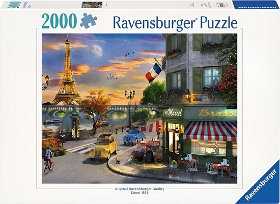 2000-delige Ravensburger puzzel met een schilderachtig tafereel van Parijs bij zonsondergang, met de Eiffeltoren, een Seine-brug, een brasserie en twee klassieke auto's.