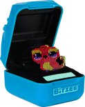 Een Bitzee-figuur in een opengewerkt blauw doosje. Het figuurtje is gekleurd met roze, gele en groene strepen.