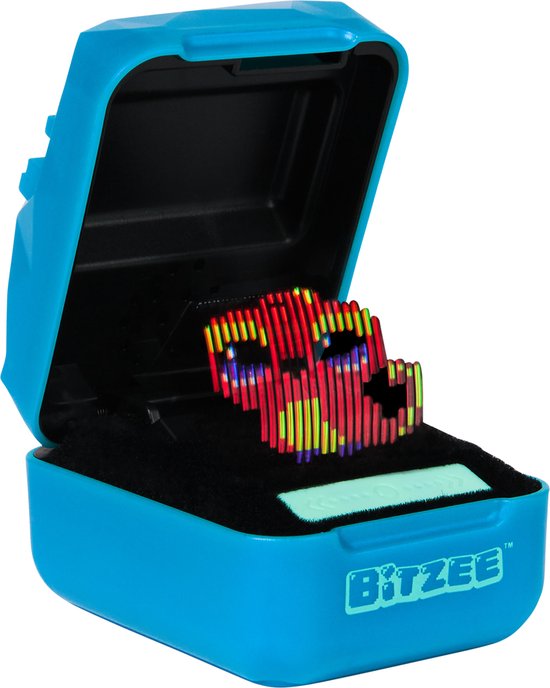 Een Bitzee-figuur in een opengewerkt blauw doosje. Het figuurtje is gekleurd met roze, gele en groene strepen.